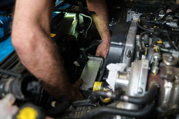 Quali sono i passaggi per l'installazione di un intercooler più efficace in un'auto turbo?